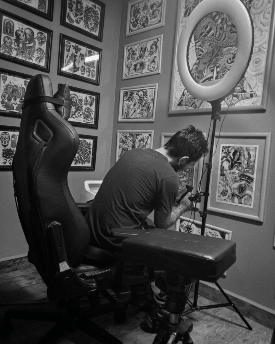 Sesión de tatuaje en proceso